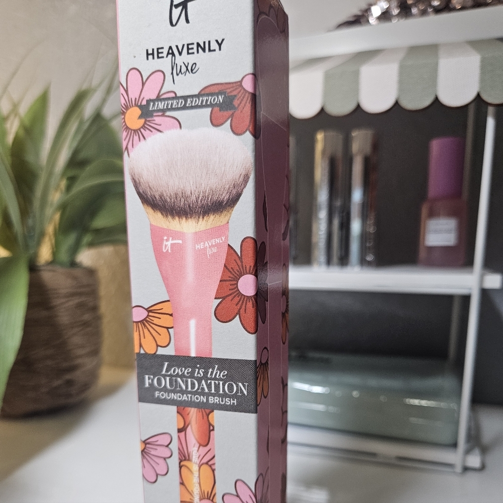 IT Cosmetics Heavenly Luxe Love Is The Foundation Brush - Pink Floral